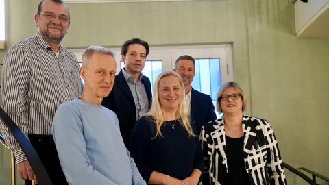 Gesundheitsministerin Diana stolz schaut gemeinsam mit Mitgliedern der Berufsverbände der Kinder-und Jugendärzte in Kamera