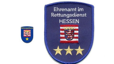 Hessisches Rettungsdienst-Ehrenzeichen: kleiner Pin und größerer Aufnäher in blauer Farbe mit Hessen-Logo