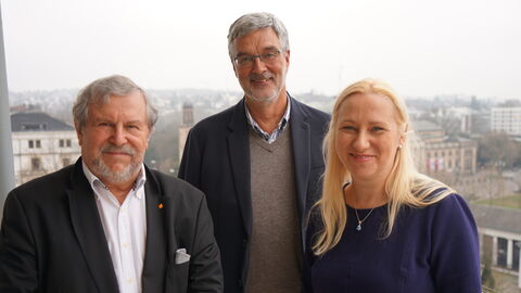 Die Vorstandsvorsitzenden der KV Hessen, Armin Beck (Mitte) und Frank Dastych (l.), mit Gesundheitsministerin Diana Stolz