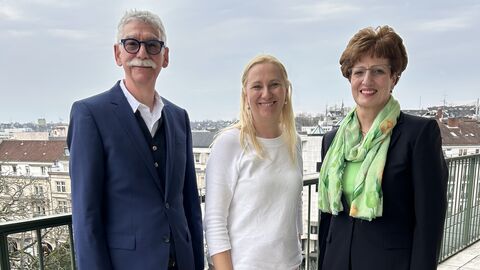 V.l.n.r. RA Ulrich Laut, Hauptgeschäftsführer der Landesapothekerkammer Hessen, Gesundheitsministerin Diana Stolz und Ursula Funke, Präsidentin der Landesapothekerkammer Hessen. Sie stehen nebeneinander auf einem Balkon und schauen in die Kamera 