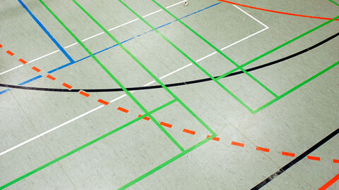 Sporthallenboden mit Spielfeldmarkierungen