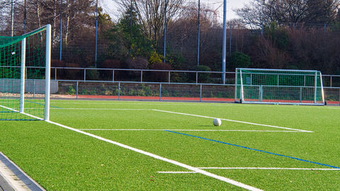 Fußballplatz mit grünem Rasen
