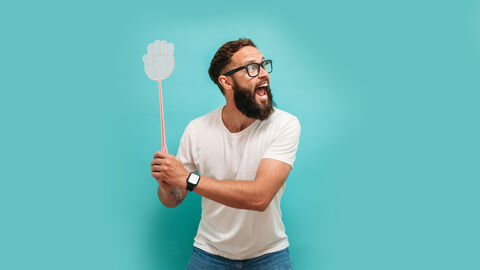 Ein Mann mit Fliegenklatsche