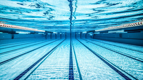 Blick unter Wasser in ein Schwimmbecken Blick unter Wasser in ein Schwimmbecken