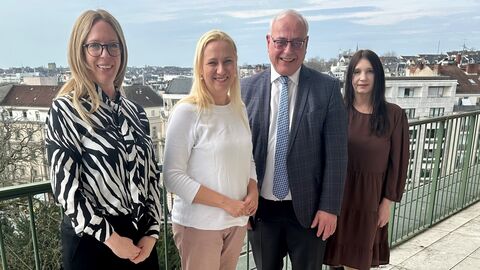v.l.n.r.: Claudia Koeppen-Rokstein (VdK-Landesgeschäftsführerin), Gesundheitsministerin Diana Stolz, Paul Weimann (Vorsitzender) und Nicole Eggers (Leiterin Stabsstelle Inklusion, Frauen- und Sozialpolitik) stehen nebeneinander an einem Balkongeländer und schauen in die Kamera.