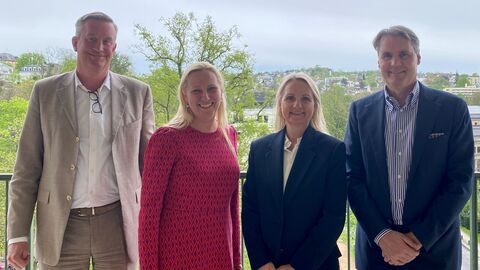 v.l.n.r.: Dr. Guido Kruse (stv. HAV-Vorsitzender), Gesundheitsministerin Diana Stolz, Berit Gritzka (HAV-Geschäftsführerin) und Holger Seyfarth (HAV-Vorsitzender) stehen nebeneinander zu Gruppenfoto aufgestellt.