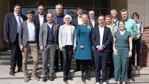 Die Teilnehmer bei der Auftaktsitzung des Runden Tischs Cannabis vor dem Hessischen Ministerium für Familie, Senioren, Sport, Gesundheit und Pflege. 