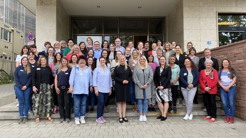 Gesundheitsministerin Diana Stolz zusammen mit Gemeindepflegerinnen und -pflegern aus ganz Hessen. Gesundheitsministerin Diana Stolz zusammen mit Gemeindepflegerinnen und -pflegern aus ganz Hessen.