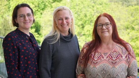 (v.l.n.r.: Nina Rinkleff, 2. Vorsitzende im Landesverband der Hessischen Hebammen e.V., Gesundheitsministerin Diana Stolz, Martina Klenk, 1. Vorsitzende des Landesverbandes der Hessischen Hebammen e. V.). 