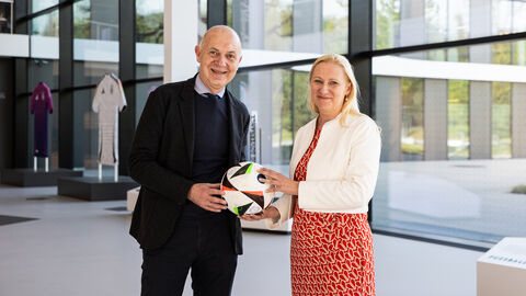 Sportministerin Diana Stolz (r.) und der Präsident des Deutschen Fußball-Bundes (DFB), Bernd Neuendorf (l.), freuen sich auf eine bunte und hoffentlich friedliche UEFA EURO 2024 in Hessen und Deutschland. 
