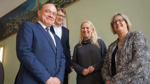Stephan Allroggen, Dr. Niklas Mangold, Diana Stolz und Staatssekretärin Dr. Sonja Optendrenk (v.l.n.r.) stehen nebeneinander.