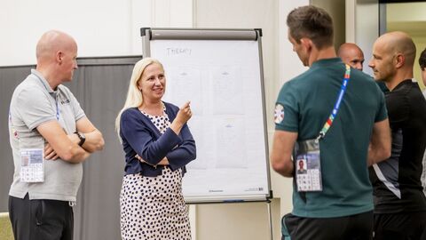 Die Hessische Sportministerin, Diana Stolz, im Gespräch mit den UEFA-Schiedsrichtern am Dienstag in Gravenbruch.