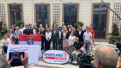 Ministerpräsident Boris Rhein und Sportministerin Diana Stolz sowie die hessischen Teilnehmerinnen und Teilnehmer der Olympischen und Paralympischen Spiele in Paris.