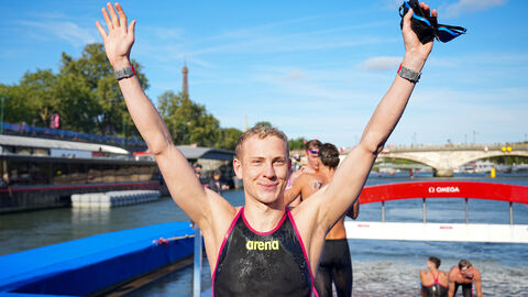 Oliver Klemet aus Deutschland jubelt über seinen zweiten Platz beim 10 km Freiwasserschwimmen bei den Olympischen Spielen in Paris