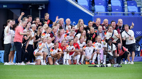Die deutsche Frauenfußballmannschaft feiert Platz drei bei den Olympischen Spielen