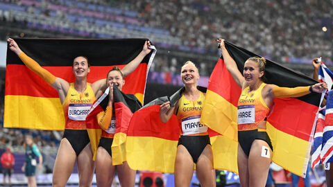 Alexandra Burghardt, Gina Lückenkemper, Lisa Mayer und Rebekka Haase freuen sich über die Bronzemedaille