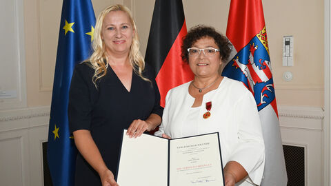 Staatsministerin Diana Stolz übergibt an Doris Walter aus Bensheim die Verdienstmedaille des Verdienstordens der Bundesrepublik Deutschland 