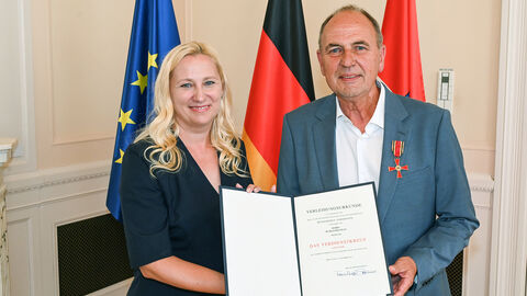 Staatsministerin Diana Stolz übergibt Burkhard Held aus Riedstadt das Verdienstkreuz am Bande des Verdienstordens der Bundesrepublik Deutschland 