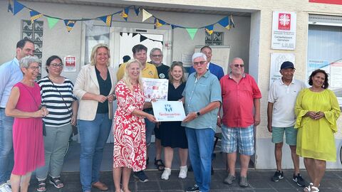 Familienministerin Stolz steht gemeinsam mit weiteren Personen vor dem "Anne-Frank-Haus".