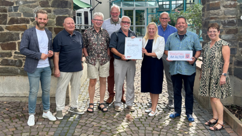 Familienministerin Diana Stolz übergibt an Vertreterinnen und Vertreter des Nachbarschaftshilfevereins Alsbach-Hähnlein die Auszeichnungsurkunde für den neuen Di@-Lotsenstützpunkt