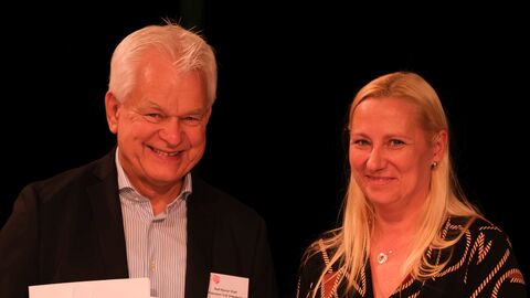 Sportministerin Stolz überreicht die Silberne Ehrenplakette.