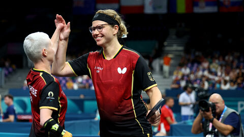 Zwei Paralympics-Teilnehmerinnen schlagen ein und halten jeweils einen Tischtennisschläger in den Händen