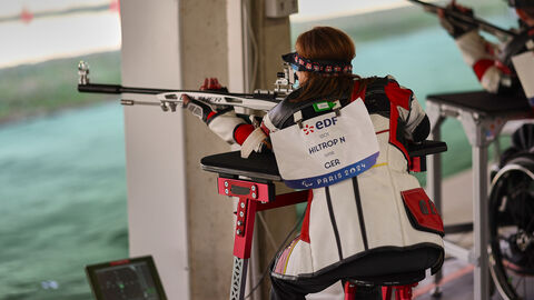 Natascha Hiltrop Frau mit Sportwaffe