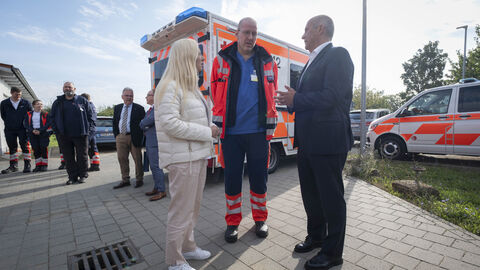 Gesundheitsministerin Stolz und Innenminister Poseck zu Besuch bei der DRK-Rettungswache Flörsheim-Wicker Gesundheitsministerin Stolz und Innenminister Poseck sprechen mit einem Rettungssanitäter.