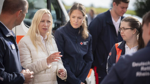 Gesundheitsministerin Stolz zu Besuch bei der DRK-Rettungswache Flörsheim-Wicker Gesundheitsministerin Stolz spricht zu Rettungssanitäterinnen und -Sanitätern
