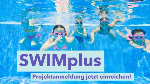 SWIMplus Fünf Kinder, die in einem Schwimmbecken untergetaucht sind. Im unteren Drittel des Bildes ist ein lila Schriftzug mit "SWIMplus Projektanmeldung jetzt einreichen!"