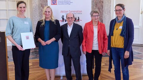 Die Preisträgerinnen und Preisträger des Projekts „Ein Verein für Griesheim. Ein Verein für alle“ werden ausgezeichnet. Familienministerin Diana Stolz steht mit vier weiteren Personen vor der Kamera.
