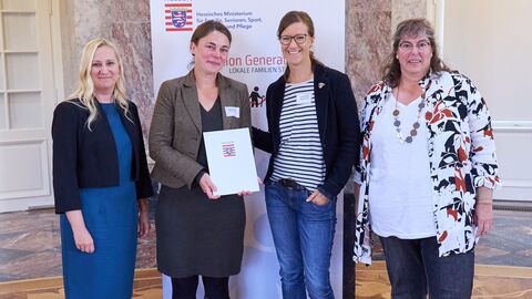 Die Preisträgerinnen des Projekts „dasgute.haus“ werden ausgezeichnet. Familienministerin Diana Stolz steht mit drei weitere Personen vor der Kamera.