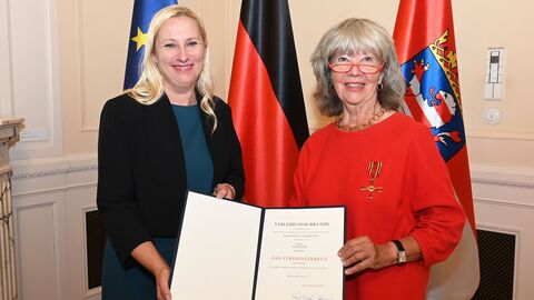 Zwei Personen schauen in die Kamera.