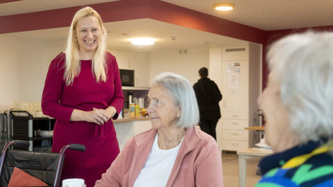 Gesundheits- und Pflegeministerin Diana Stolz im Gespräch mit zwei Bewohnerinnen des Agaplesion Heimathauses Gesundheits- und Pflegeministerin Diana Stolz im Gespräch mit zwei Bewohnerinnen des Agaplesion Heimathauses