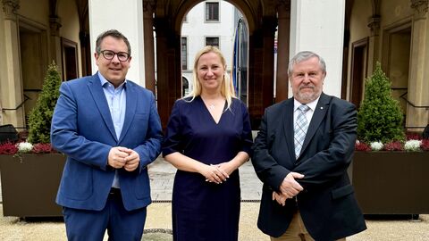 Gesundheitsministerin Diana Stolz (mitte) mit dem Präsident der Hessischen Krankenhausgesellschaft Prof. Dr. Christian Höftberger (links) sowie dem Vorstandvorsitzenden der Kassenärztlichen Vereinigung Hessen Frank Daystych (rechts). Zwei Männer und eine Frau stehen nebeneinander
