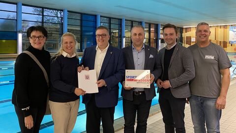 Sportministerin Diana Stolz überreicht einen SWIMplus-Förderbescheid im Hallenbad in Pohlheim