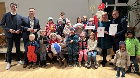 Sportministerin Diana Stolz überreicht dem Bürgermeister Christopher Gärtner aus Fliegen den Zuwendungsbescheid aus dem SWIMplus-Programm