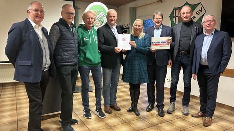 Bescheidübergabe Haimbacher SV 1952 e.V. Sportministerin Diana Stolz überreicht Zuwendungsbescheid an den Haimbacher SV 1952 e.V. in Fulda