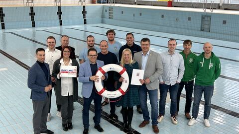 Sportministerin Diana Stolz überreicht Zuwendungsbescheid SWIMplus an den Bürgermeister Lars Obermann. Sportministerin Diana Stolz überreicht Zuwendungsbescheid SWIMplus an den Bürgermeister Lars Obermann.