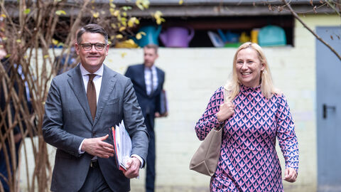 Ministerpräsident Boris Rhein und Staatsministerin Diana Stolz gemeinsam auf dem Weg zum Kinder- und Bildungskabinett. Ministerpräsident Boris Rhein und Staatsministerin Diana Stolz gemeinsam auf dem Weg zum Kinder- und Bildungskabinett.