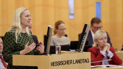 Staatsministerin Diana Stolz spricht im Hessischen Landtag