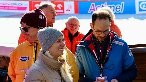 Stolz gratulierte vor Ort in Willingen der Siegerinnen