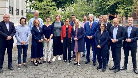 Gesundheitsministerin Diana Stolz und Vorsitzender des Sonderausschusses Gesundheit André Schellenberg mit den Teilnehmerinnen und Teilnehmer der Sitzung des Sonderausschusses Gesundheit des hessischen Städtetages