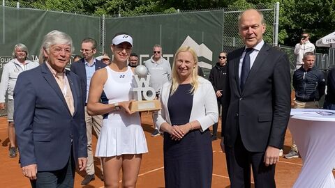 Turnierdirektor Rolf Schmid, Turniersiegerin Anna Bondar, die Hessische Sportministerin Diana Stolz und der Stadtverordnetenvorsteher Dr. Gerhard Obermayr bei den Wiesbadener Tennis Open