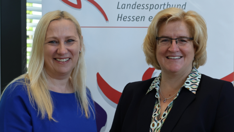 Sportministerin Stolz überreicht einen Zuwendungsbescheid.