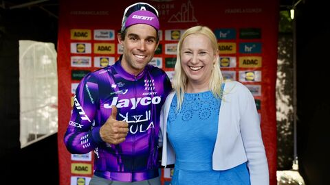 Ministerin Stolz steht neben dem Sieger des Radklassikers, Michael Matthews.