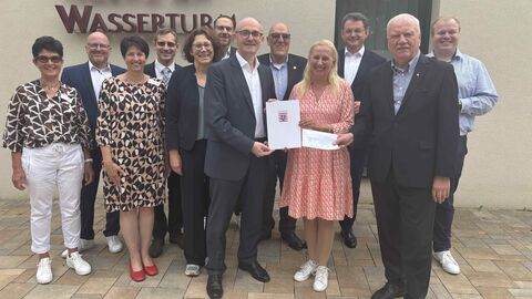 Gesundheitsministerin Stolz mit Vertreterinnen und Vertretern des Hospizes bei ihrem Besuch.