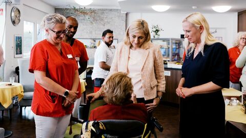 Bundesgesundheitsministerin Nina Warken und Gesundheitsministerin Diana Stolz im Gespräch mit einer Bewohnerin.