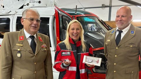 Gesundheitsministerin Diana Stolz im Luftrettungszentrum Reichelsheim vor dem Helikopter. 