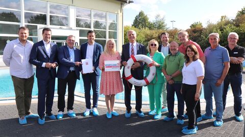 Sportministerin Diana Stolz mit einer Gruppe bei der Übergabe der SWIMplus Förderung.
